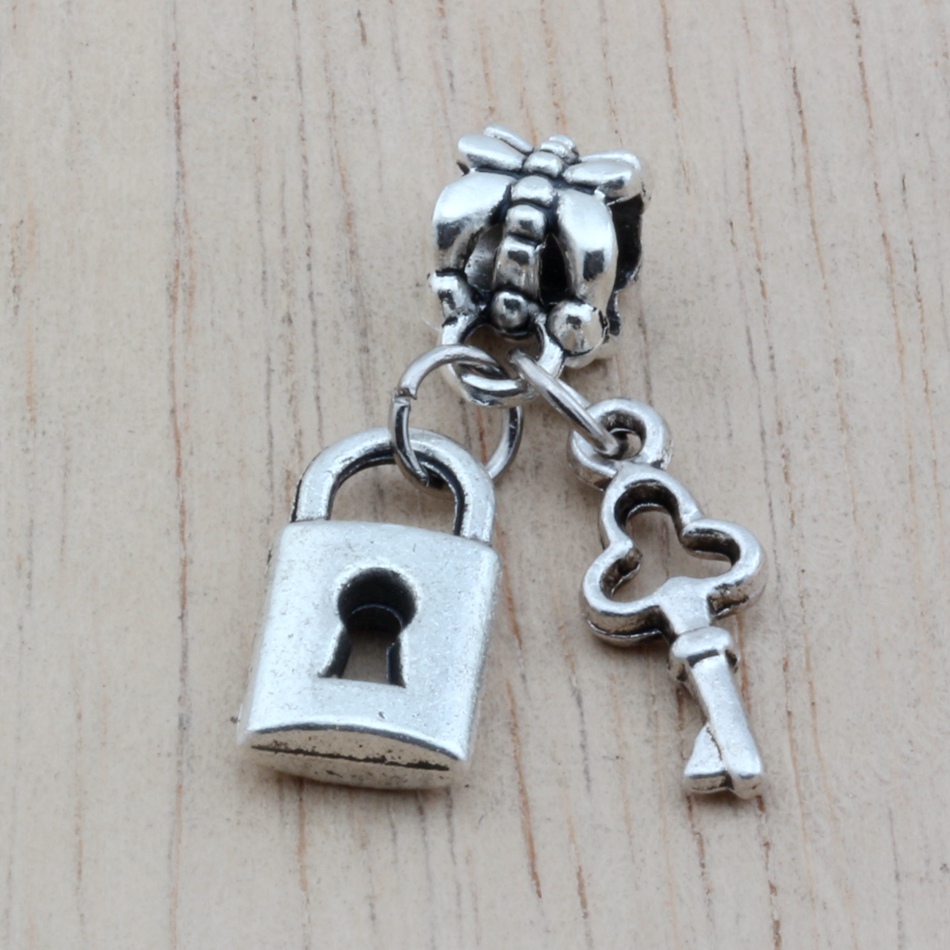 100Pcs Antique Silver Lock & key alloy Dangle Charm Beads Handmade for Bracelet Jewelry Findings
100Pcs Antique Silver Lock & key alloy Dangle Charm Beads Handmade for Bracelet Jewelry Findings