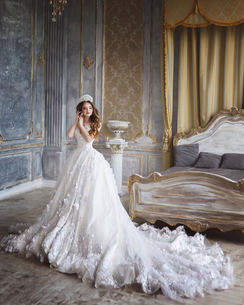 Luxury Lace Princess Wedding Dresses Jewel Neckline Delicate Appliques A Line Wedding Gowns Sweep Train Ball Custom Made Bridal Gown