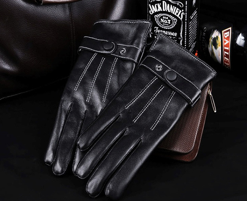 Heavy-Duty Winter Motorcyclist Gloves in Black Leather - Fully Waterproof & Ideal for Mobile Devices Use