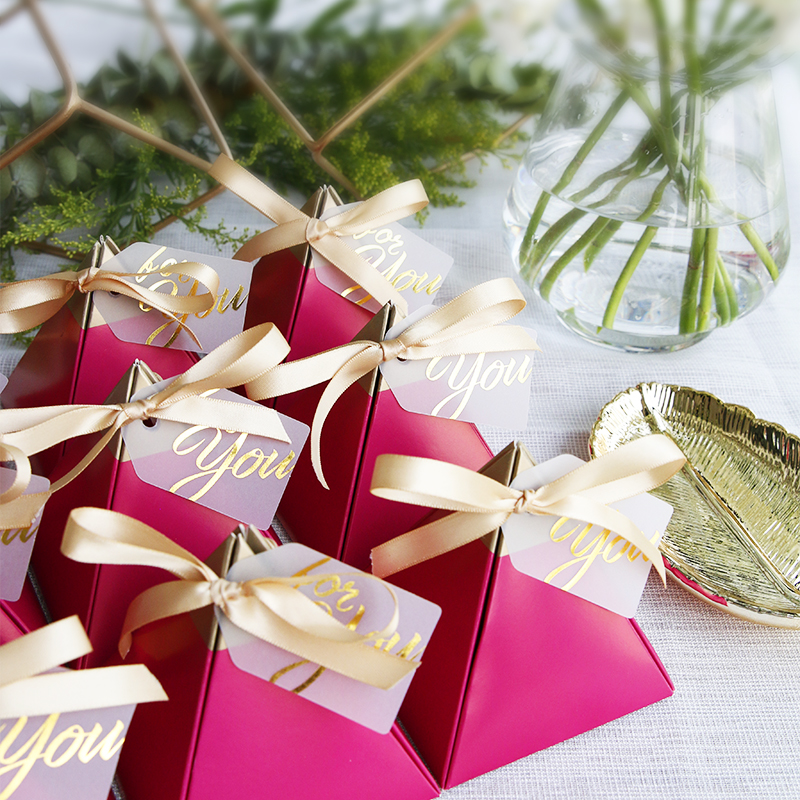 Free shipping 50pcs lot Triangle Design Red paper candies boxes chocolate wrapping favor holders box for wedding party wholesales, Both side colors boxes
Free shipping 50pcs lot Triangle Design Red paper candies boxes chocolate wrapping favor holders box for wedding party wholesales, Both side colors boxes