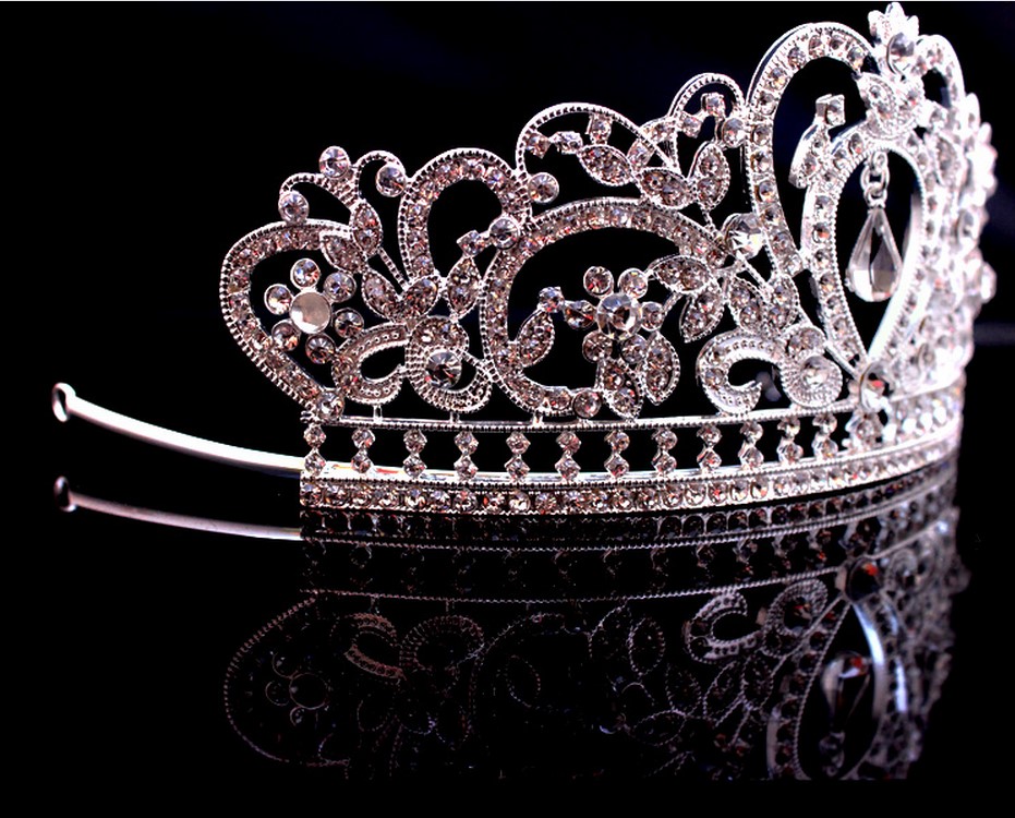 Luxurious Diamond-Inspired Bridal Jewelry Crown in Gold and Silver Tones Exquisite for Nuptial Celebrations