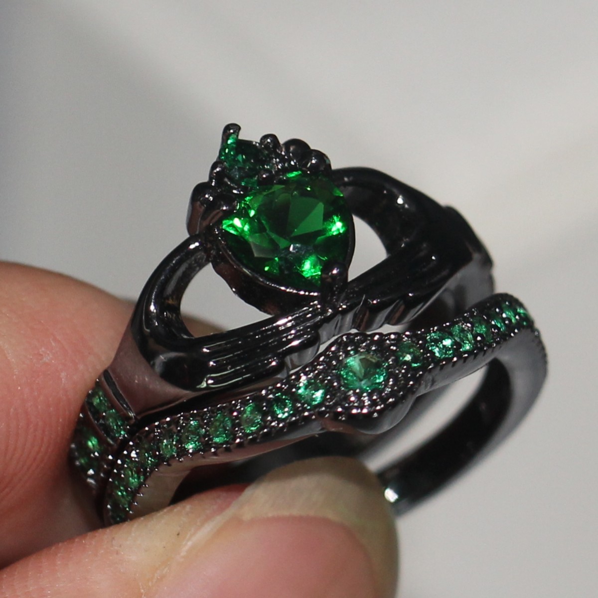 Wholesale High quality Fashion Jewelry Claddagh 10KT Black Gold Filled Heart Shape Emerald CZ Diamond Gemstones Wedding Women Bridal Ring