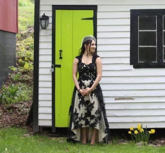 2017 Vintage Black And White Tea Length Wedding Dresses Cheap Scoop Capped Sleeve Lace Applique High Low Bridal Gowns Custom EN11062