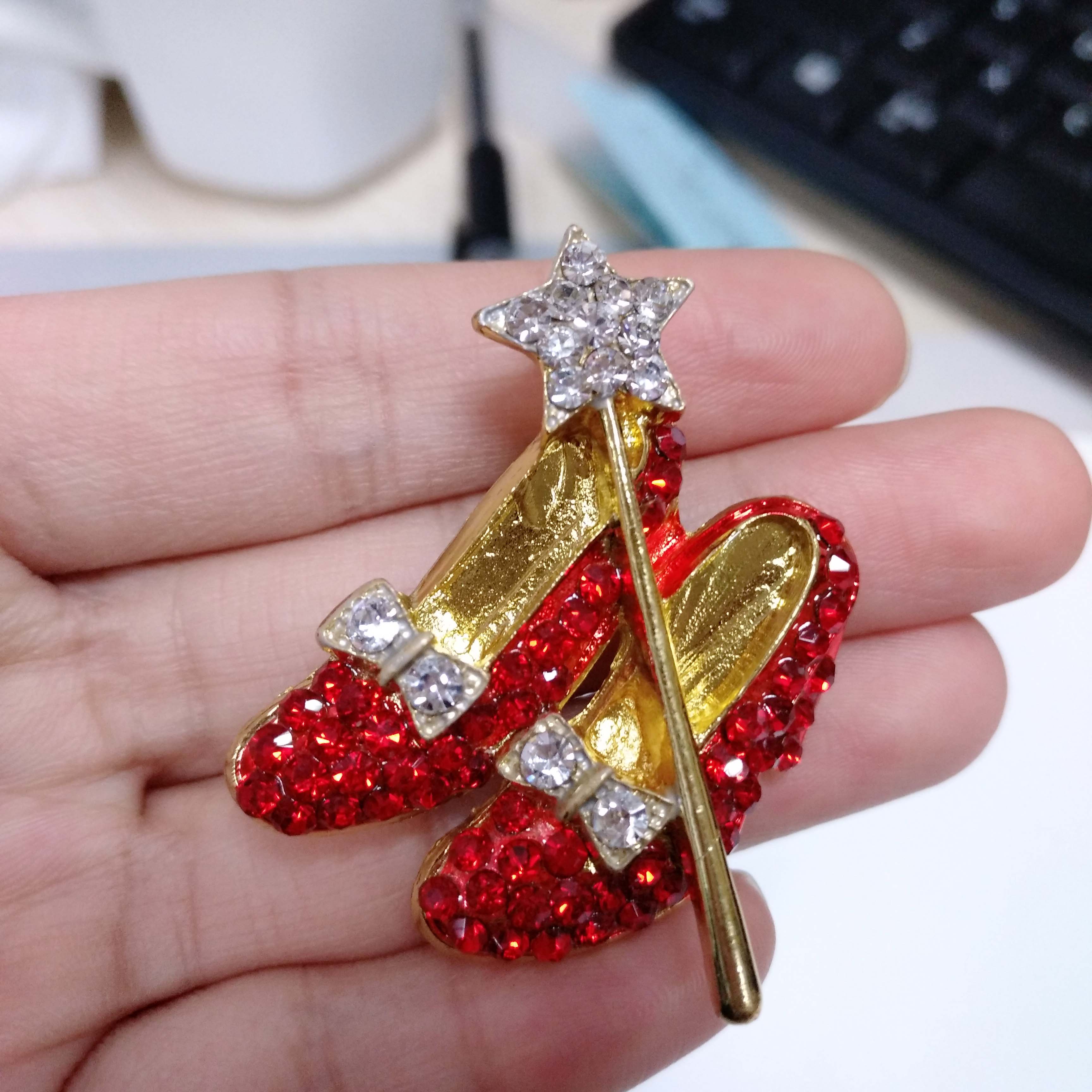 50pcs/lot Gold Tone Crystal Dorothy Wizard Of Oz Style Brooches Red High Heeled Shoes brooch Bow and Star Lapel Pin