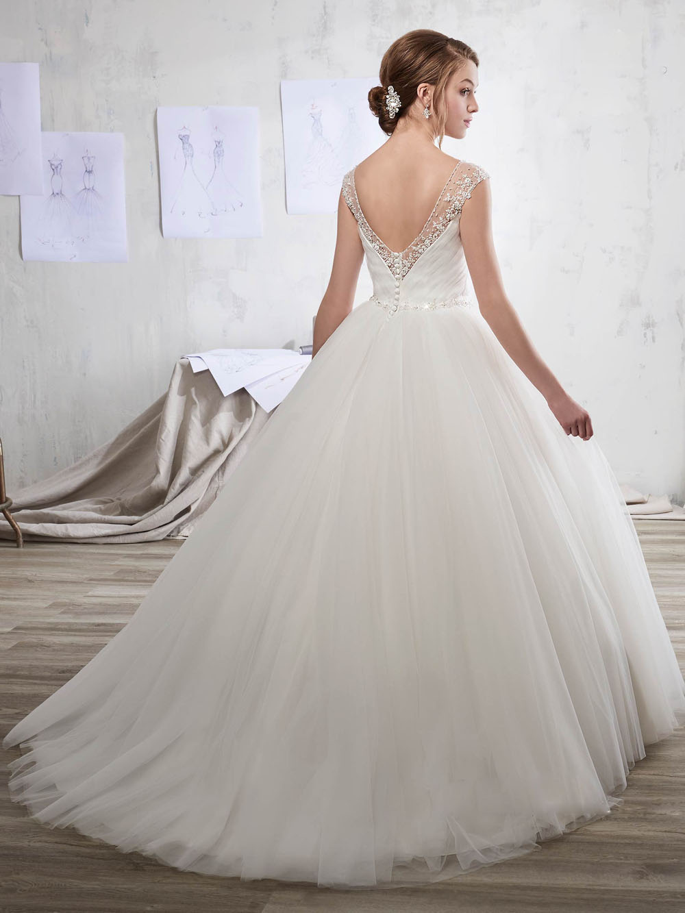 Ivory Ball Gown Wedding dresses vestido de novia Stunning Bridal Gowns Sheer with Beading Applique Bridal Gowns Custom Made Plus Size