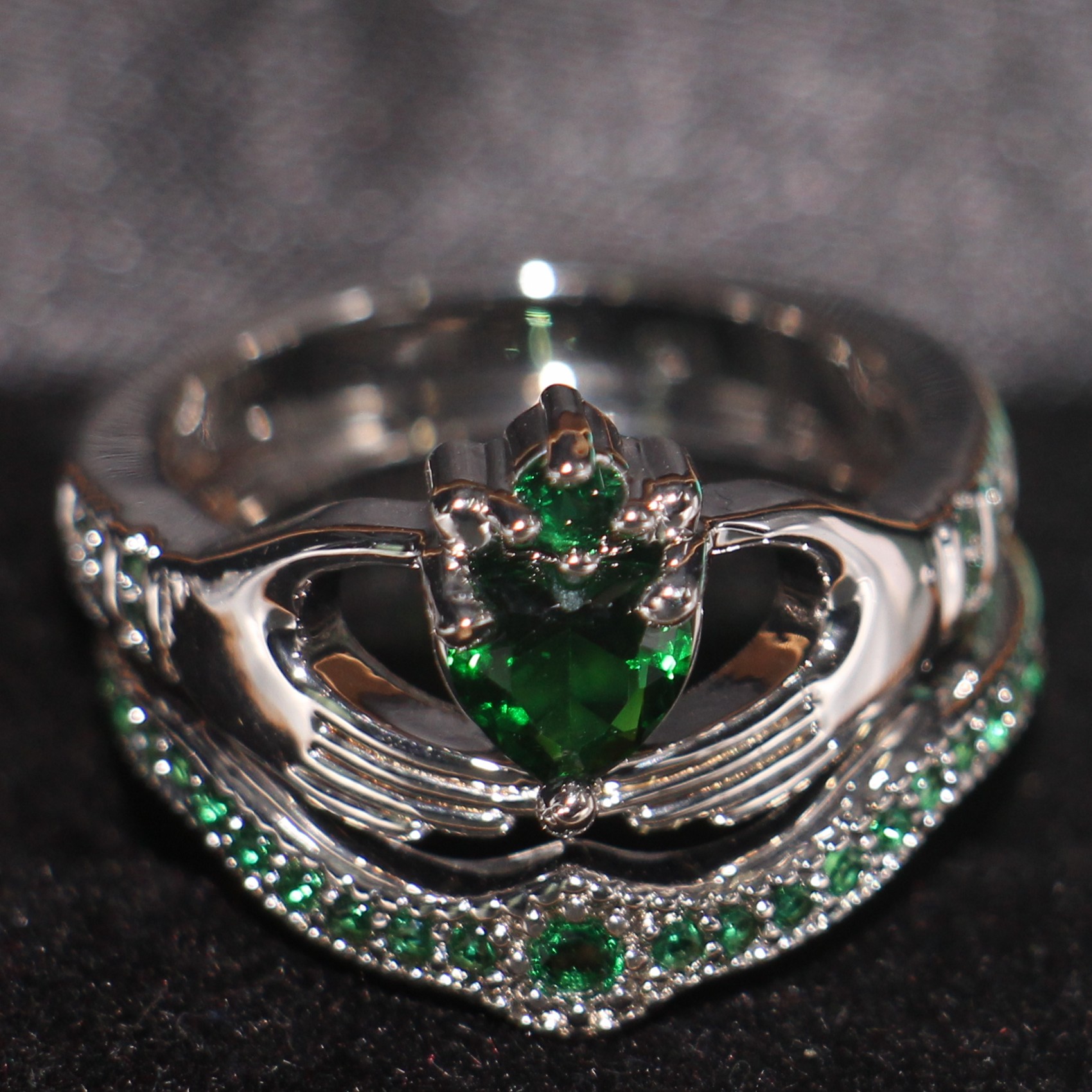 Claddagh Fashion Jewelry chouchong Unique Desgin 10KT White Gold Filled Heart Shape Emerald Gemstones CZ Diamond Women Wedding Couple Ring