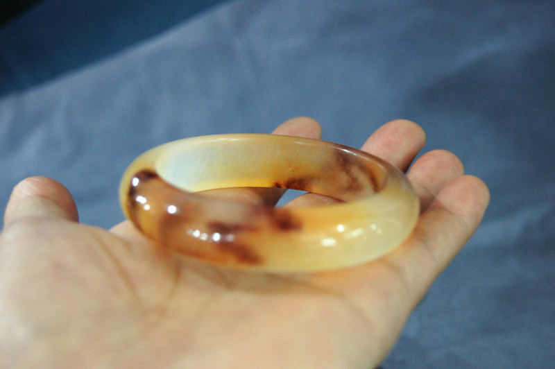 Handmade natural white jade (quartz rock jade) floating turmeric blue bracelets, beautiful women's first choice