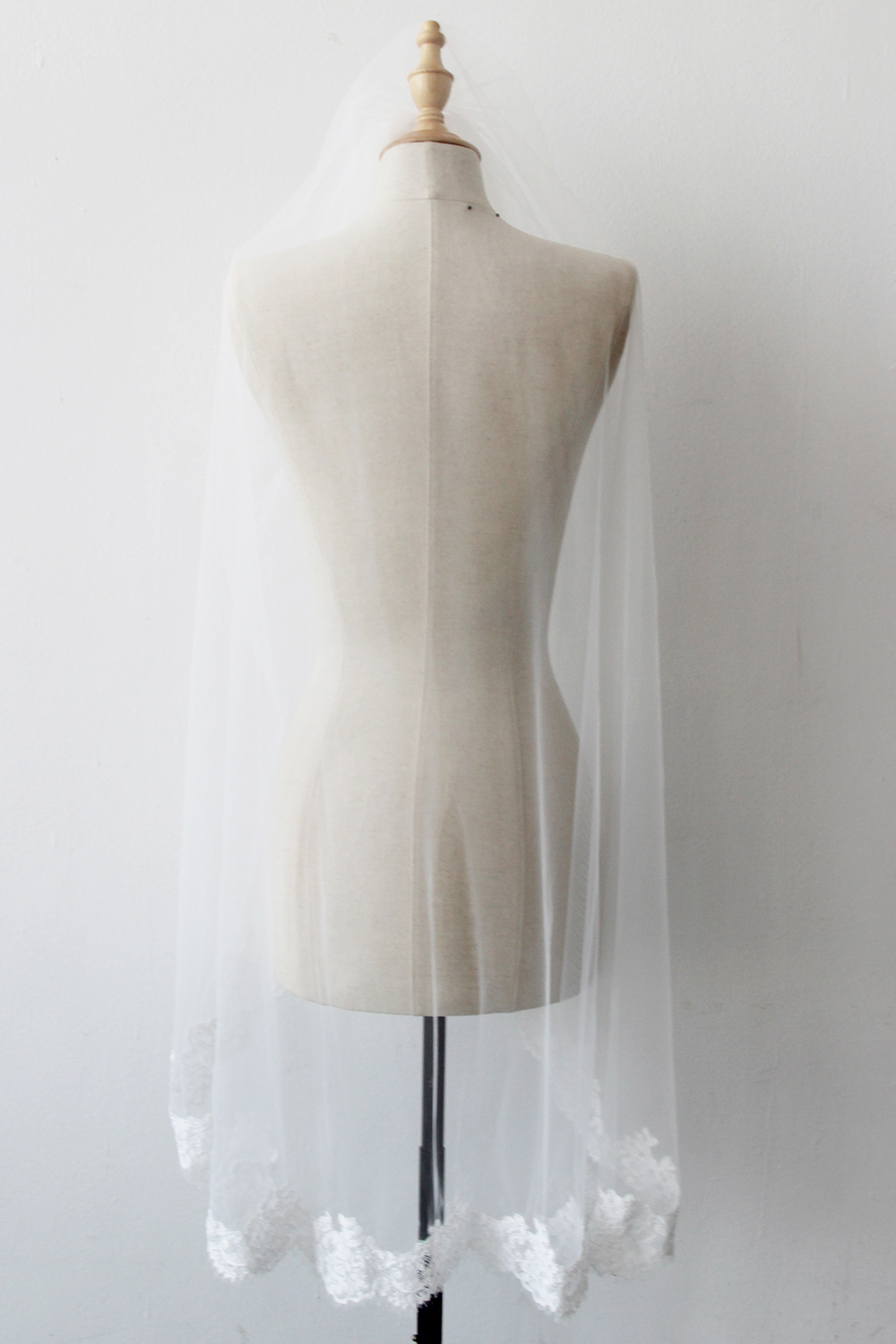 2020 Newest 1.38M 1T White/Ivory Bridal Veils Lace Applique Edge Fingertip Length Wedding Bride Veil with Comb IN STOCK Free Shipping CPA815