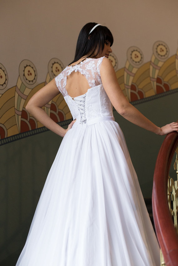 Vintage Chiffon Wedding Dress with A-Line Illusion Neckline Lace Corset Open Back Romantic Bridal Wedding Gown Under 100 From China