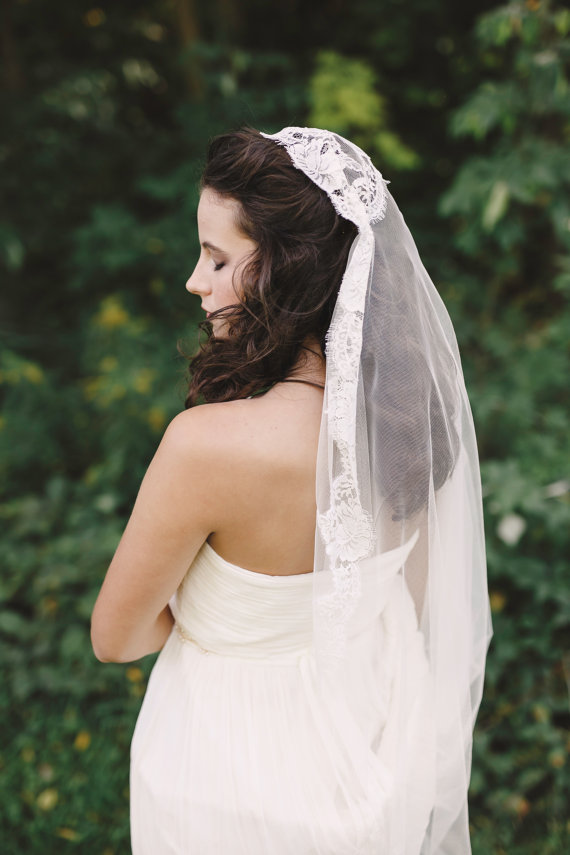 Romantic 2017 New White/Ivory Lace Applique Bridal Veils Cheap One Layer Tulle 2M Long Wedding Veils Custom Made EN112214