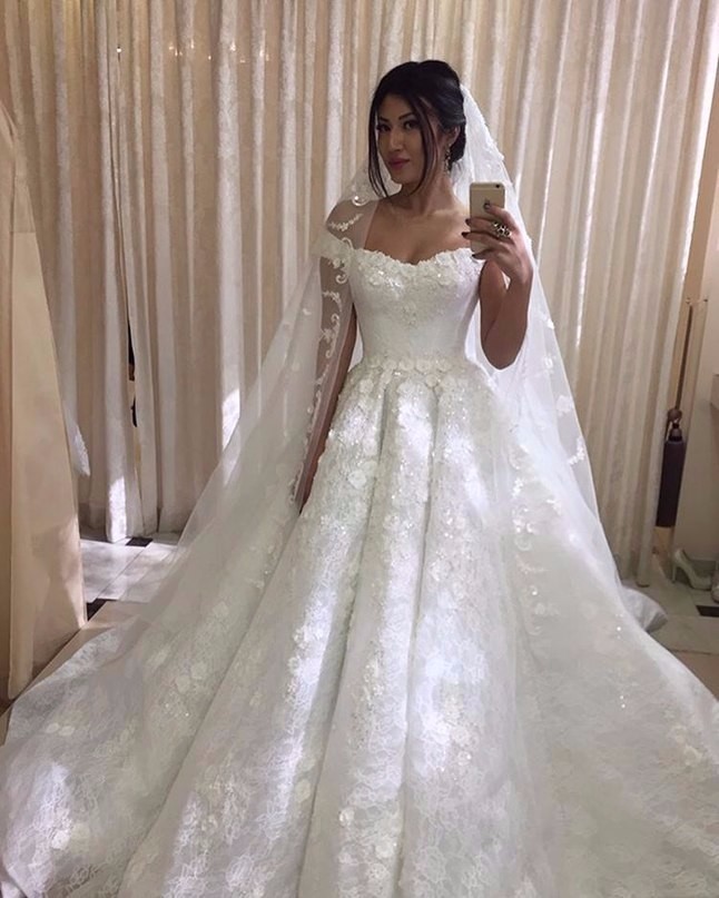 Off the Shoulder V-neck 3D Flowers Lace Applique Puffy Ball Gowns Wedding Dress Royal Style Fashion White Lace Bridal Dresses
