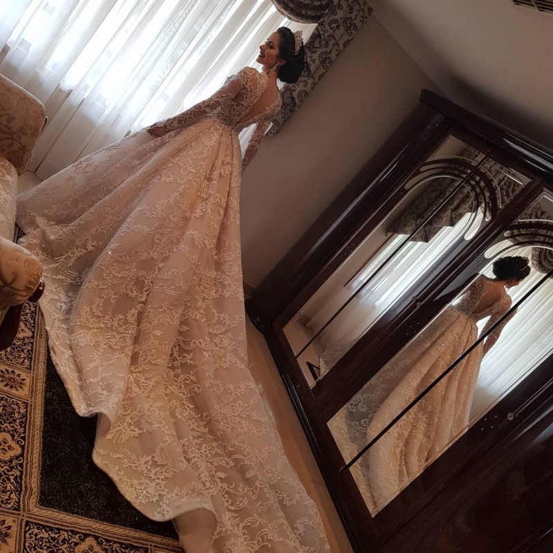 Long Sleeves Deep V Neck Lace Ball Gown Dresses With Free Veils Applique Beads Beach Wedding Dress Sweep Train Cheap Bridal Gowns