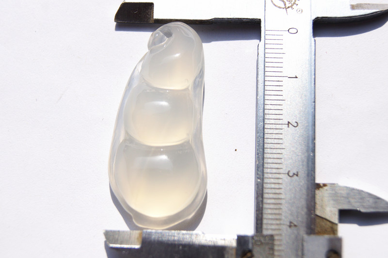 White jade pulp agate hand-carved green beans (peace) of the four seasons pendant necklace