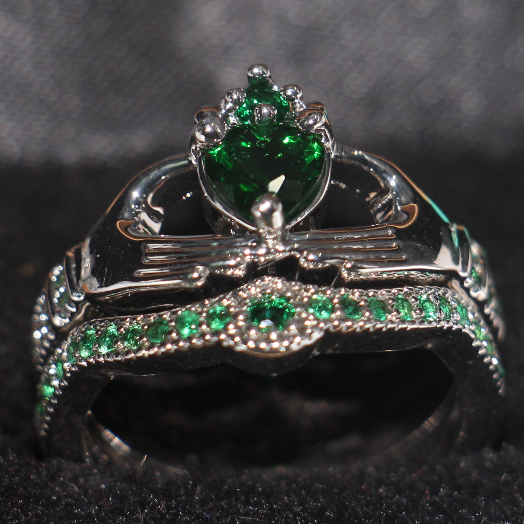 Claddagh Fashion Jewelry chouchong Unique Desgin 10KT White Gold Filled Heart Shape Emerald Gemstones CZ Diamond Women Wedding Couple Ring