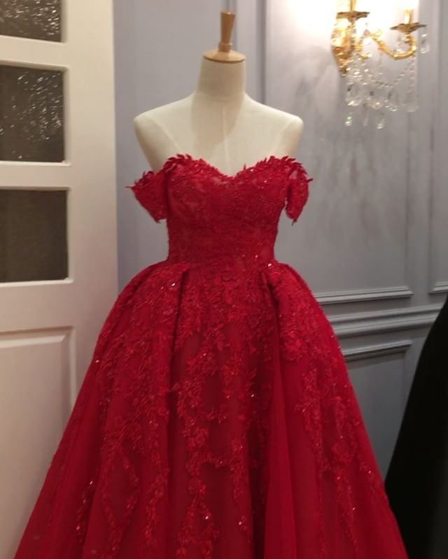 red ball gown lace evening dresses appliques beaded off shoulder neckline prom dress floor length ruffles formal evening gowns