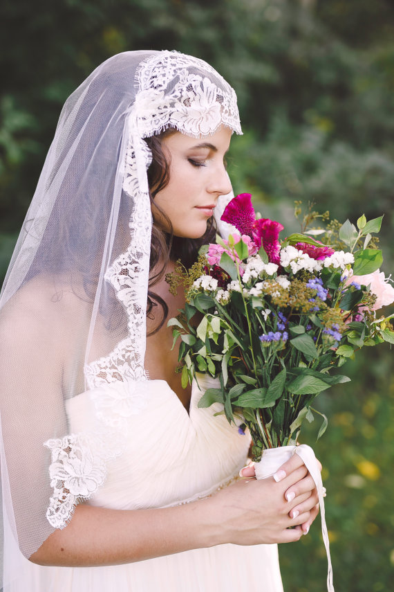 Romantic 2017 New White/Ivory Lace Applique Bridal Veils Cheap One Layer Tulle 2M Long Wedding Veils Custom Made EN112214