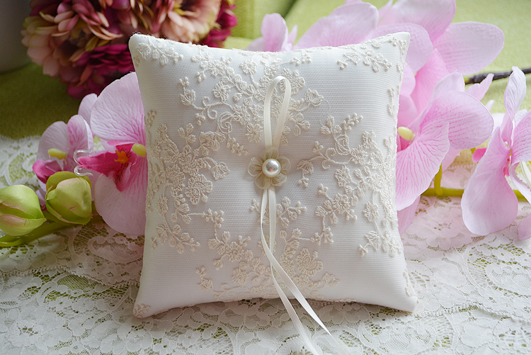 wedding ring pillow beige lace high-end ring pillow for wedding embroidered decoration ring pillow for wedding 16cm*16cm
wedding ring pillow beige lace high-end ring pillow for wedding embroidered decoration ring pillow for wedding 16cm*16cm