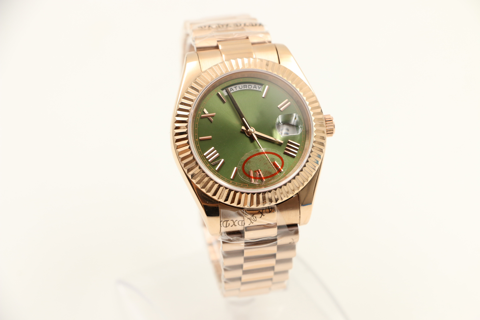 Style 228235 Gold DAYDATE 40mm self-winding mechanical movement 228238 Champagne dial Fluted bezel Concealed folding Crown clasp Mens watch, Silver
Style 228235 Gold DAYDATE 40mm self-winding mechanical movement 228238 Champagne dial Fluted bezel Concealed folding Crown clasp Mens watch, Silver