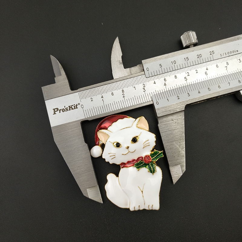 50pcs 50mm Christmas Cat With Hat Brooch Pin Gold Tone Black White Enamel Cat Brooches Cute Animal Fashion Jewelry Pins