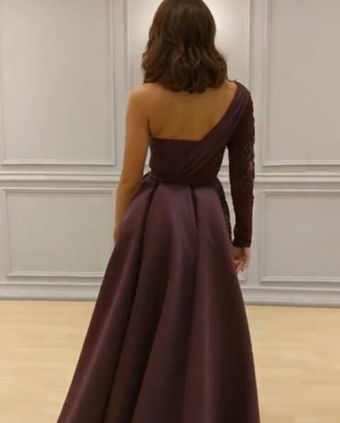 Elegant Burgundy Arabic Dresses Evening Wear One Shoulder Appliques Split Side Formal Dress With Long Sleeves Floor Length Satin Prom Gowns