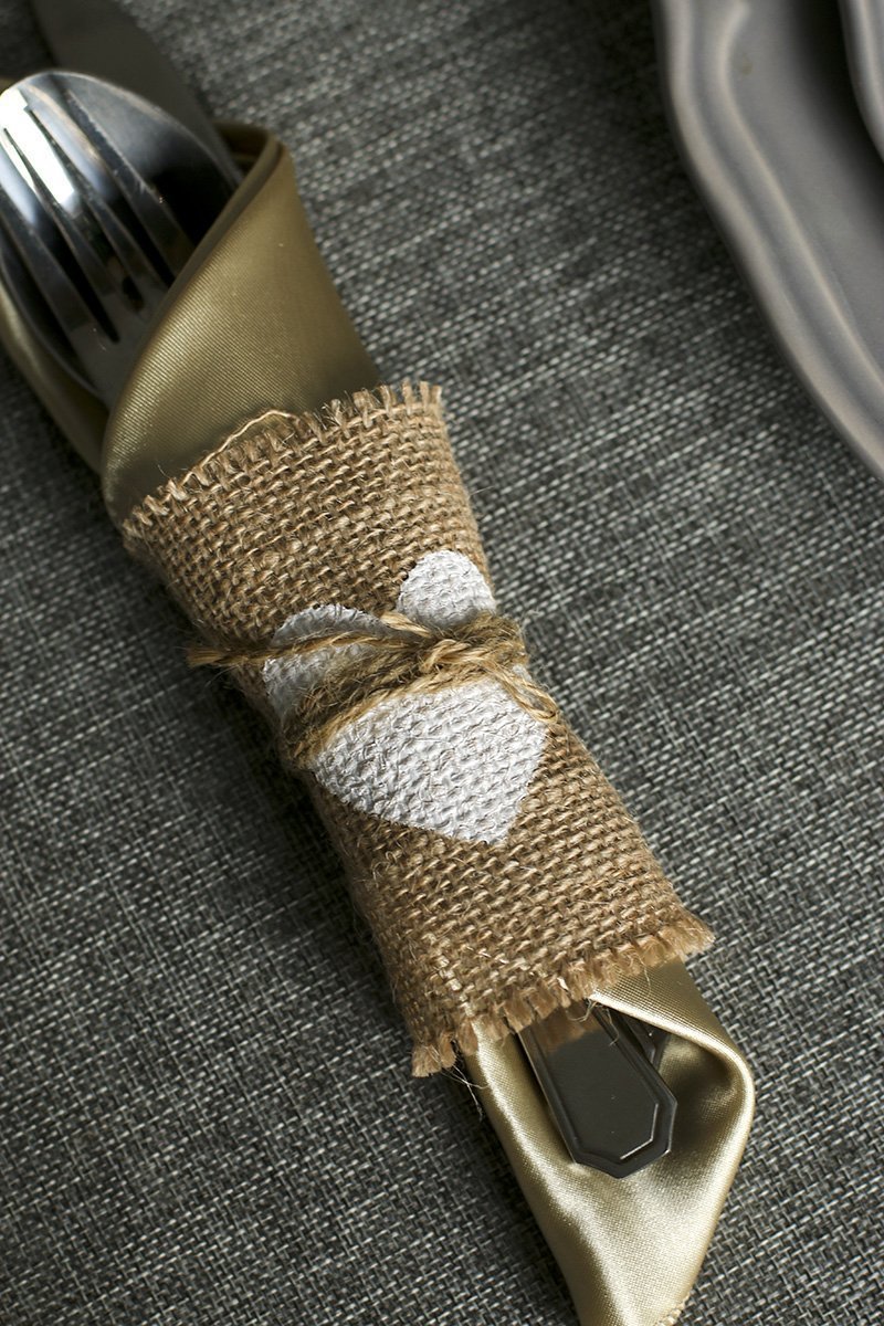 50pcs Natural Jute Burlap Cultery Pocket Rustic Wedding Centerpieces Wedding Table Decoration Mariage Vintage Shabby Chic
50pcs Natural Jute Burlap Cultery Pocket Rustic Wedding Centerpieces Wedding Table Decoration Mariage Vintage Shabby Chic