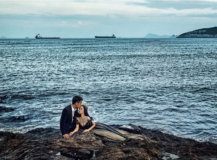 Gothic Black and Champagne Beach Wedding Dresses 2019 Off The Shoulder Neck A Line Chapel Train Black and Champagne Vintage Bridal Gowns