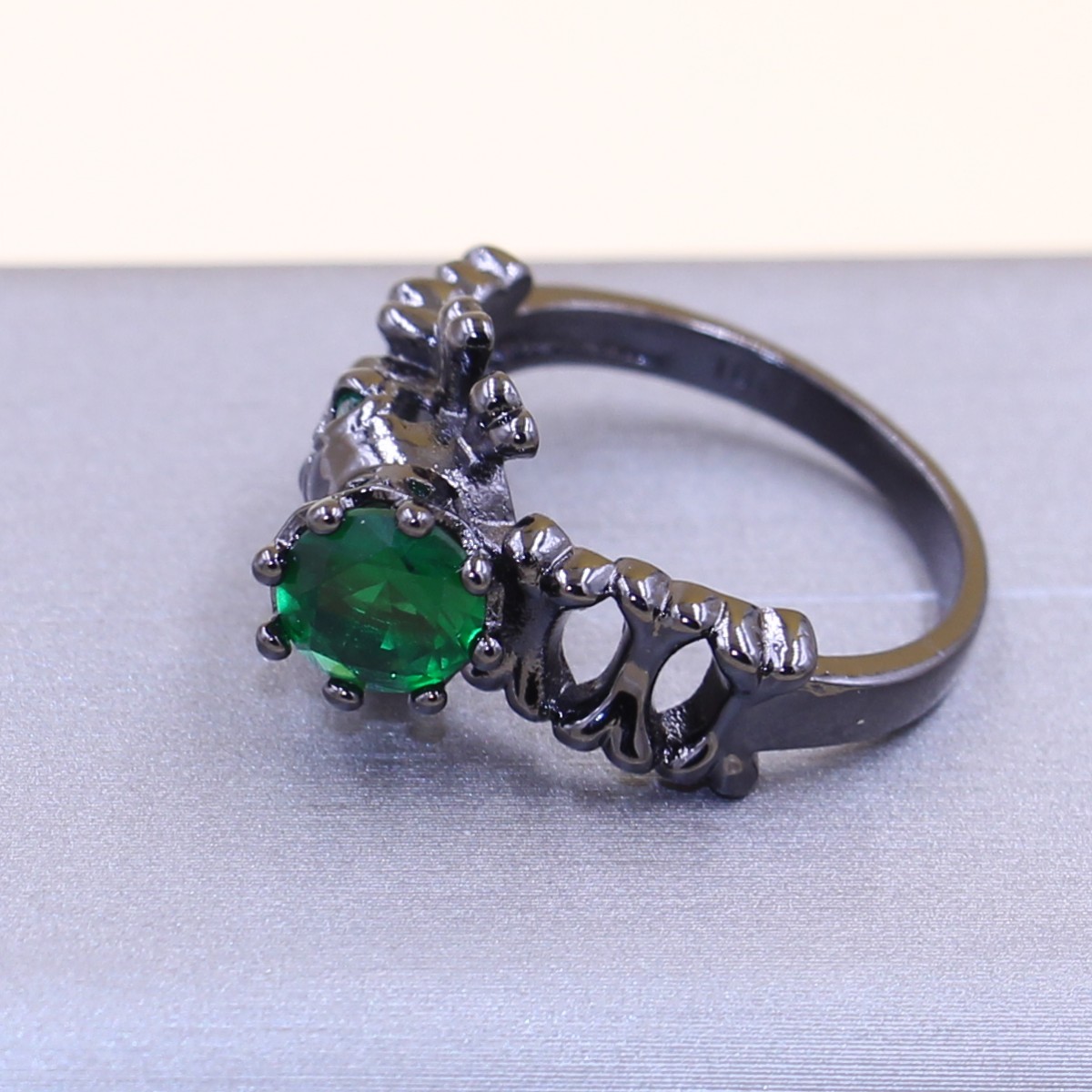 2017 New Arrival Stunning Punk Fashion Jewelry 10KT Black Gold Filled Emerald CZ Diamond Party Popular Women Wedding Band Skull Ring Gift