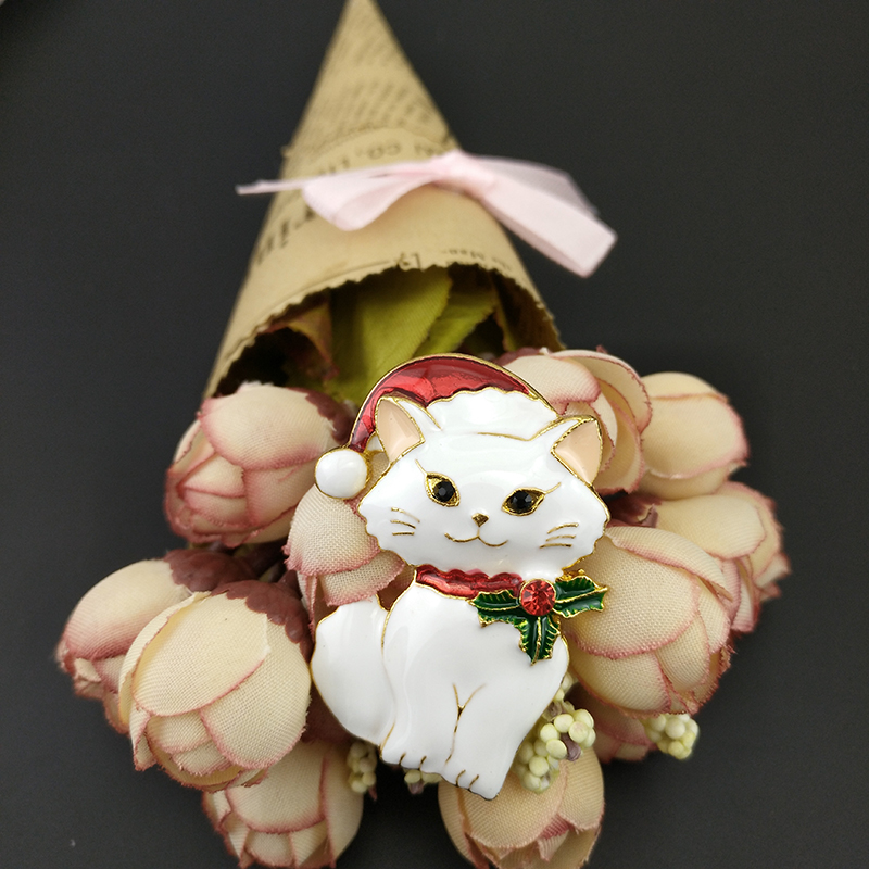 50pcs 50mm Christmas Cat With Hat Brooch Pin Gold Tone Black White Enamel Cat Brooches Cute Animal Fashion Jewelry Pins