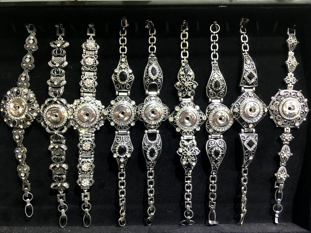 New Arriver 10pcs Lot Vintage Snap Charm Bracelet Diy Snap Jewelry Interchangeable 18mm Snap Button Charm Fit Noosa Ginger Snaps Mixed Style
New Arriver 10pcs Lot Vintage Snap Charm Bracelet Diy Snap Jewelry Interchangeable 18mm Snap Button Charm Fit Noosa Ginger Snaps Mixed Style