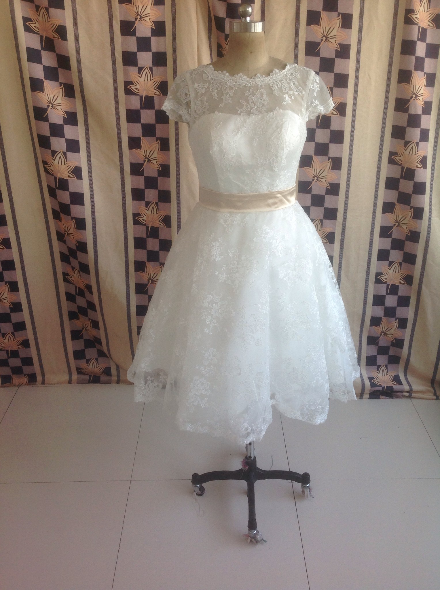Hot Sale!! High Quality Jewel Neck Short Sleeve Vintage Lace Wedding Dresses Ribbon Sash Tea Length A-Line Short Bridal Gowns Custom Made, White
Hot Sale!! High Quality Jewel Neck Short Sleeve Vintage Lace Wedding Dresses Ribbon Sash Tea Length A-Line Short Bridal Gowns Custom Made, White