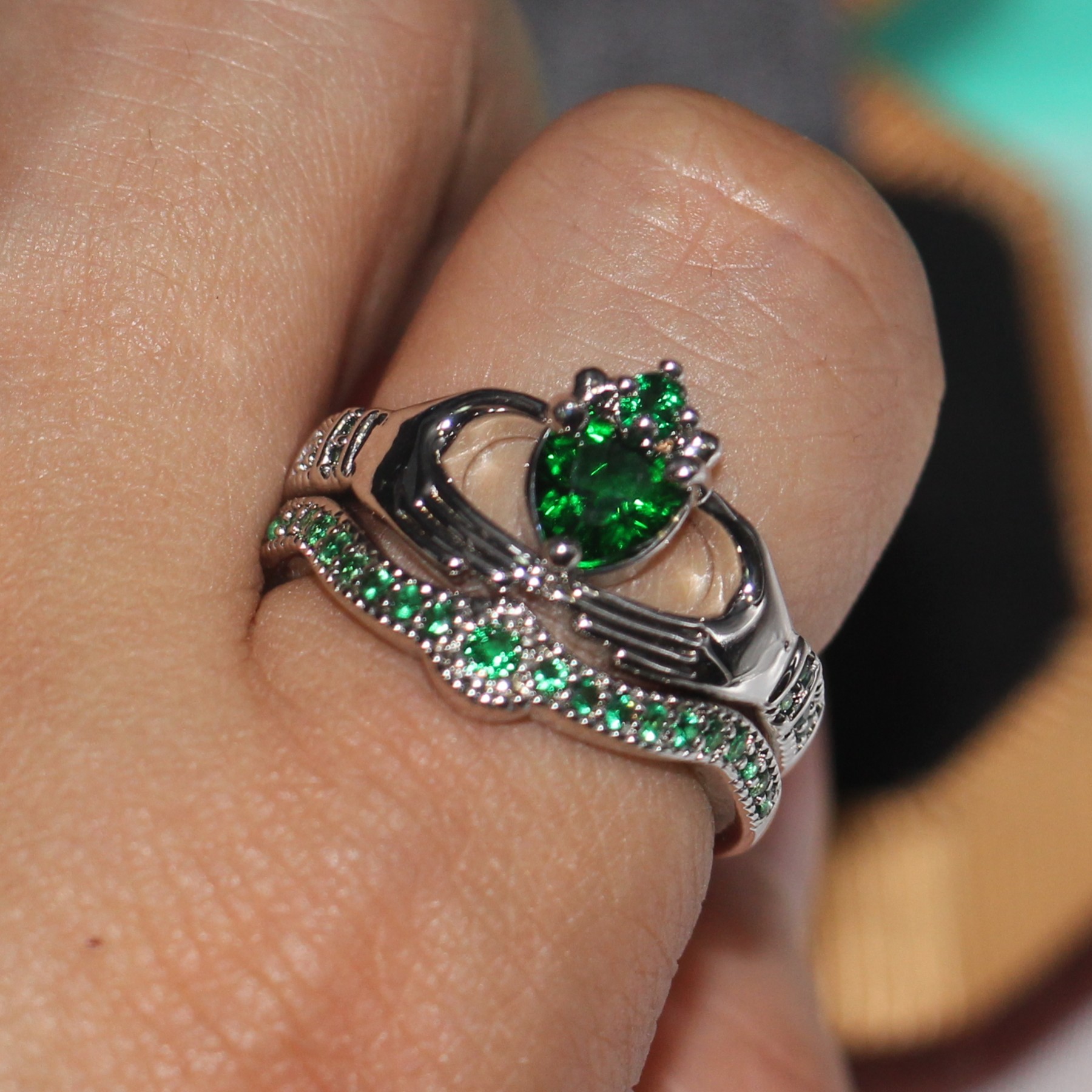 Claddagh Fashion Jewelry chouchong Unique Desgin 10KT White Gold Filled Heart Shape Emerald Gemstones CZ Diamond Women Wedding Couple Ring