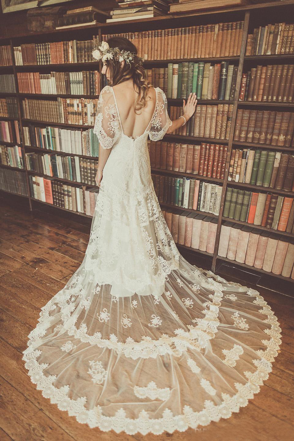 Bohemian Wedding Dresses 2016 Lihi Hod Ivory Lace Short Sleeve V Neck Backless Applique Chapel Train Bridal Gowns Boho Custom Made EN1161