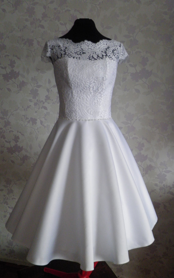 Vintage Tea Length Modest Wedding Dresses With Sleeves Illusion Neckline Lace Corset V Back Satin Pearl White/Ivory Beach Bridal Gowns Real