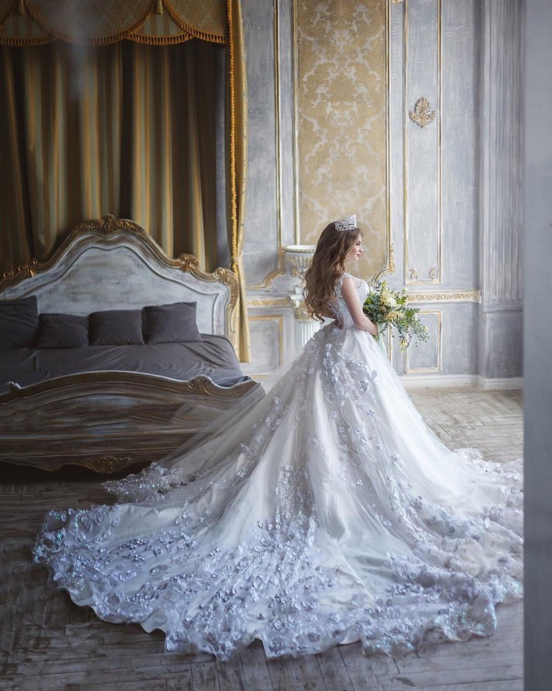 Luxury Lace Princess Wedding Dresses Jewel Neckline Delicate Appliques A Line Wedding Gowns Sweep Train Ball Custom Made Bridal Gown