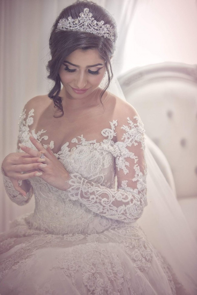 Lace Long Sleeves Bridal Dress With 3-Meters Tail Sheer Neckline Lace Appliques Wedding Gowns 2017 Custom Made Charming Wedding Dresses