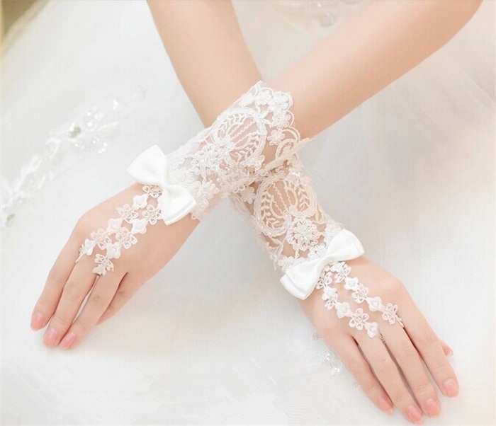 2017 New Short Bridal Gloves with Bow Free Size Romantic Wedding Gloves for Wedding Dress Elegant White/Ivory Princess Wedding Accessories