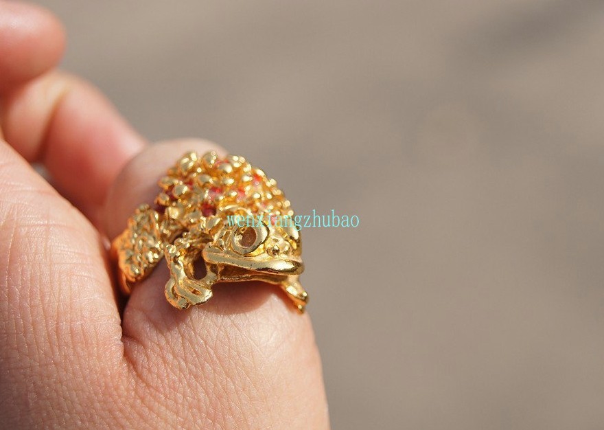 Copper alloy embedded crystal gold toad charm ring. The ring is pretty lady's favorite.
Copper alloy embedded crystal gold toad charm ring. The ring is pretty lady's favorite.