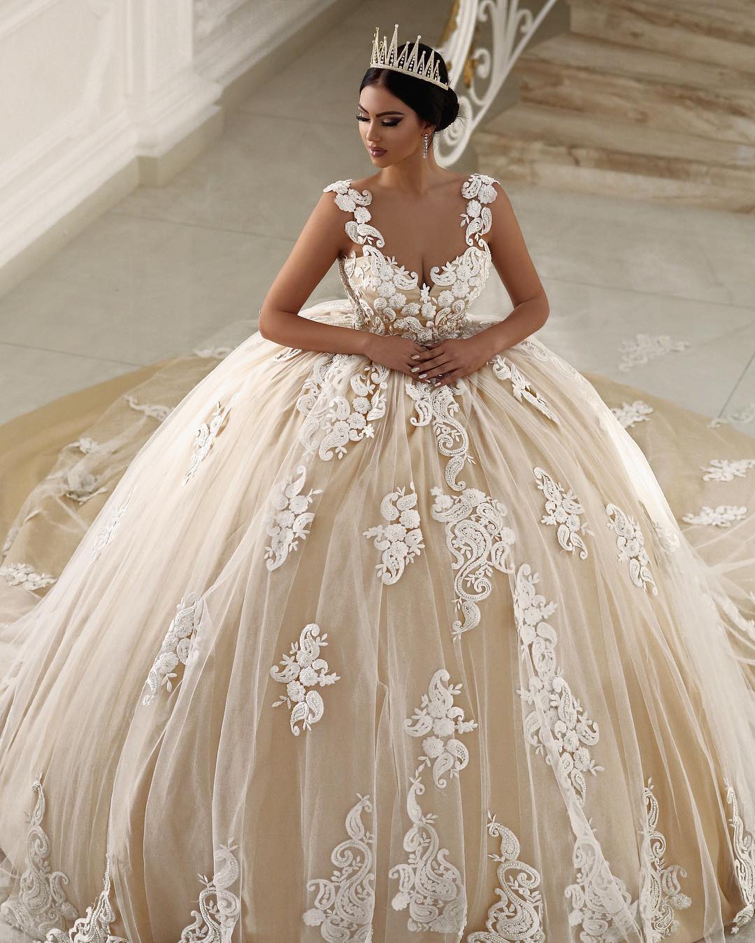 Vintage Lace Ball Gown Wedding Dresses Delicate Appliques Beaded Bridal Ball Gowns Sweep Length Scoop Neckline Wedding Dress