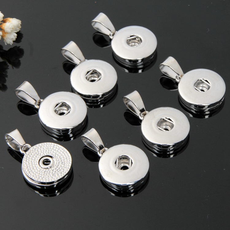 18MM Noosa Snaps Button charms Metal Interchangeable Mini Ginger Snap pendant Fit bracelets Necklaces Fashion Jewelry in Bulk
18MM Noosa Snaps Button charms Metal Interchangeable Mini Ginger Snap pendant Fit bracelets Necklaces Fashion Jewelry in Bulk