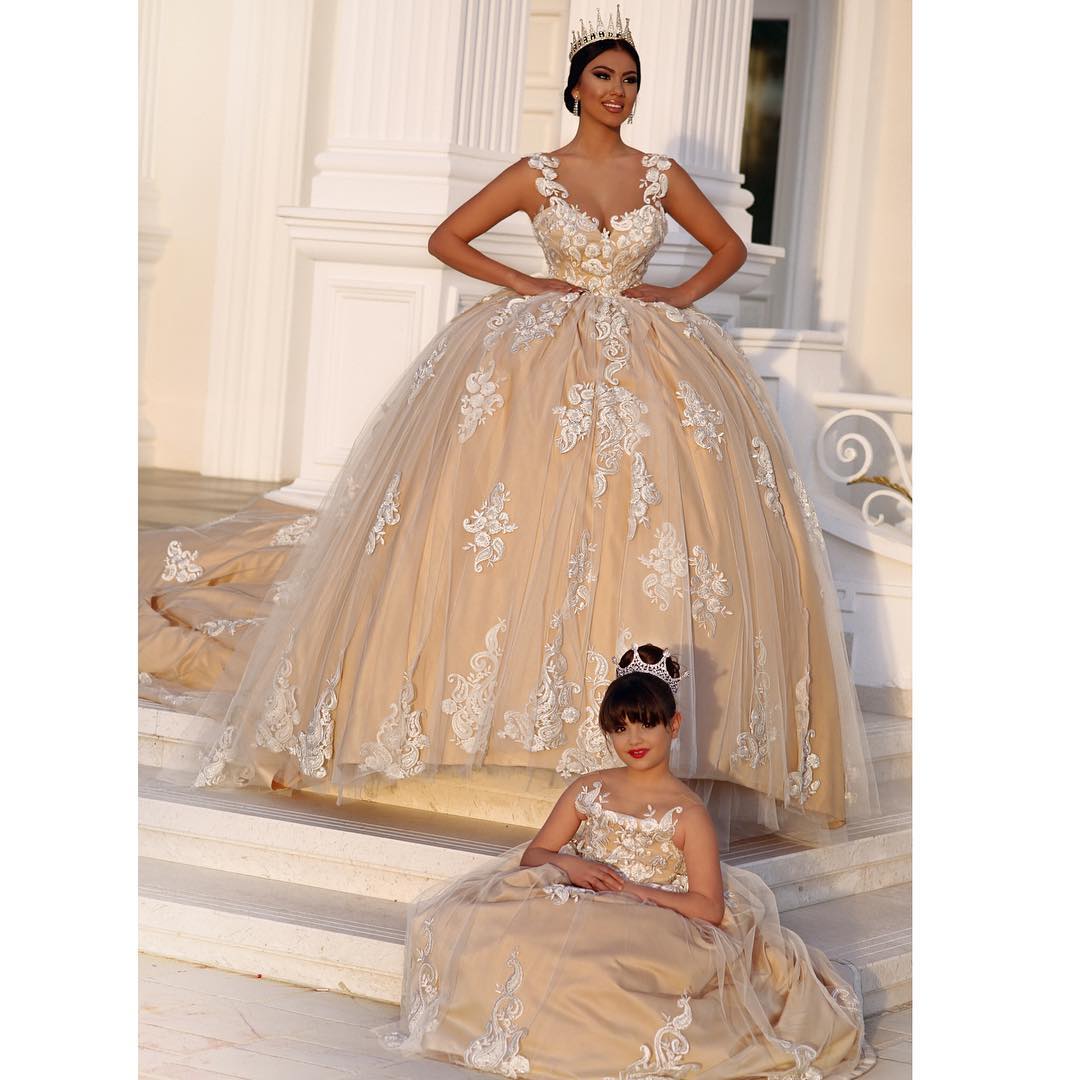 Vintage Lace Ball Gown Wedding Dresses Delicate Appliques Beaded Bridal Ball Gowns Sweep Length Scoop Neckline Wedding Dress
