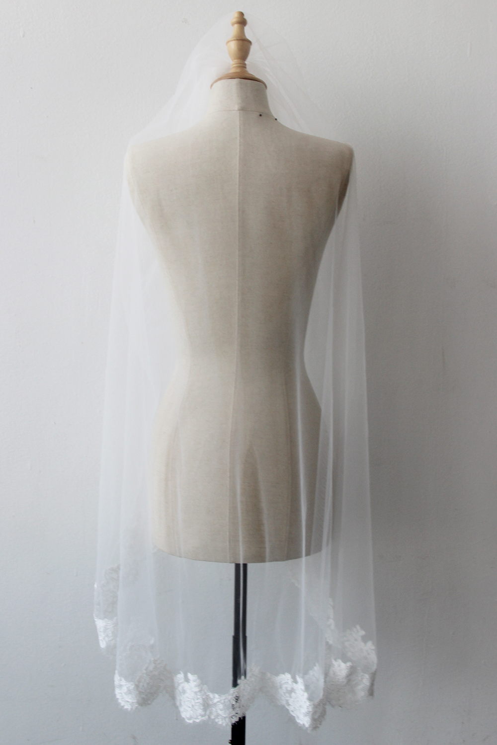 2020 Newest 1.38M 1T White/Ivory Bridal Veils Lace Applique Edge Fingertip Length Wedding Bride Veil with Comb IN STOCK Free Shipping CPA815