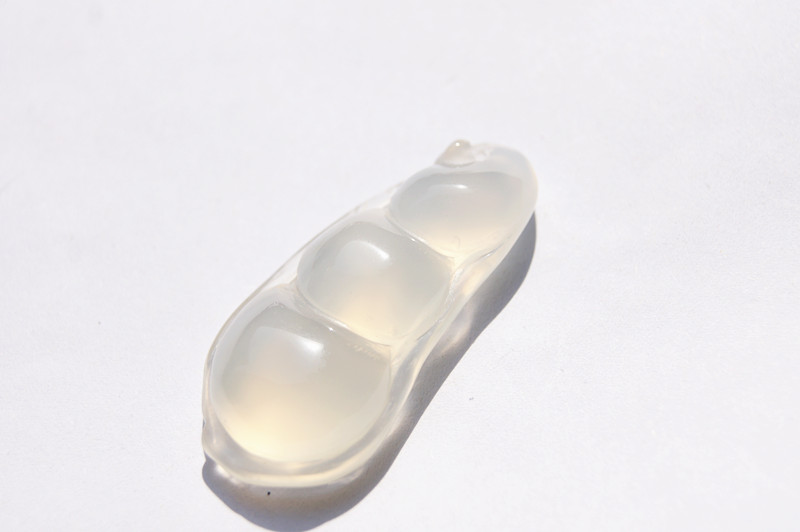 White jade pulp agate hand-carved green beans (peace) of the four seasons pendant necklace