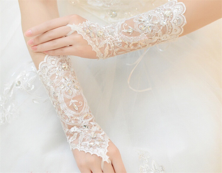2017 New Fashion Bridal Gloves with Beads Romantic Princess Wedding Gloves for Wedding Dress Elegant White/Ivory Wedding Accessories