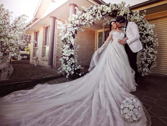 Lace Long Sleeves Bridal Dress With 3-Meters Tail Sheer Neckline Lace Appliques Wedding Gowns 2017 Custom Made Charming Wedding Dresses