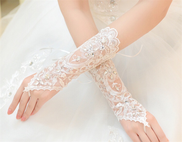 2017 New Fashion Bridal Gloves with Beads Romantic Princess Wedding Gloves for Wedding Dress Elegant White/Ivory Wedding Accessories