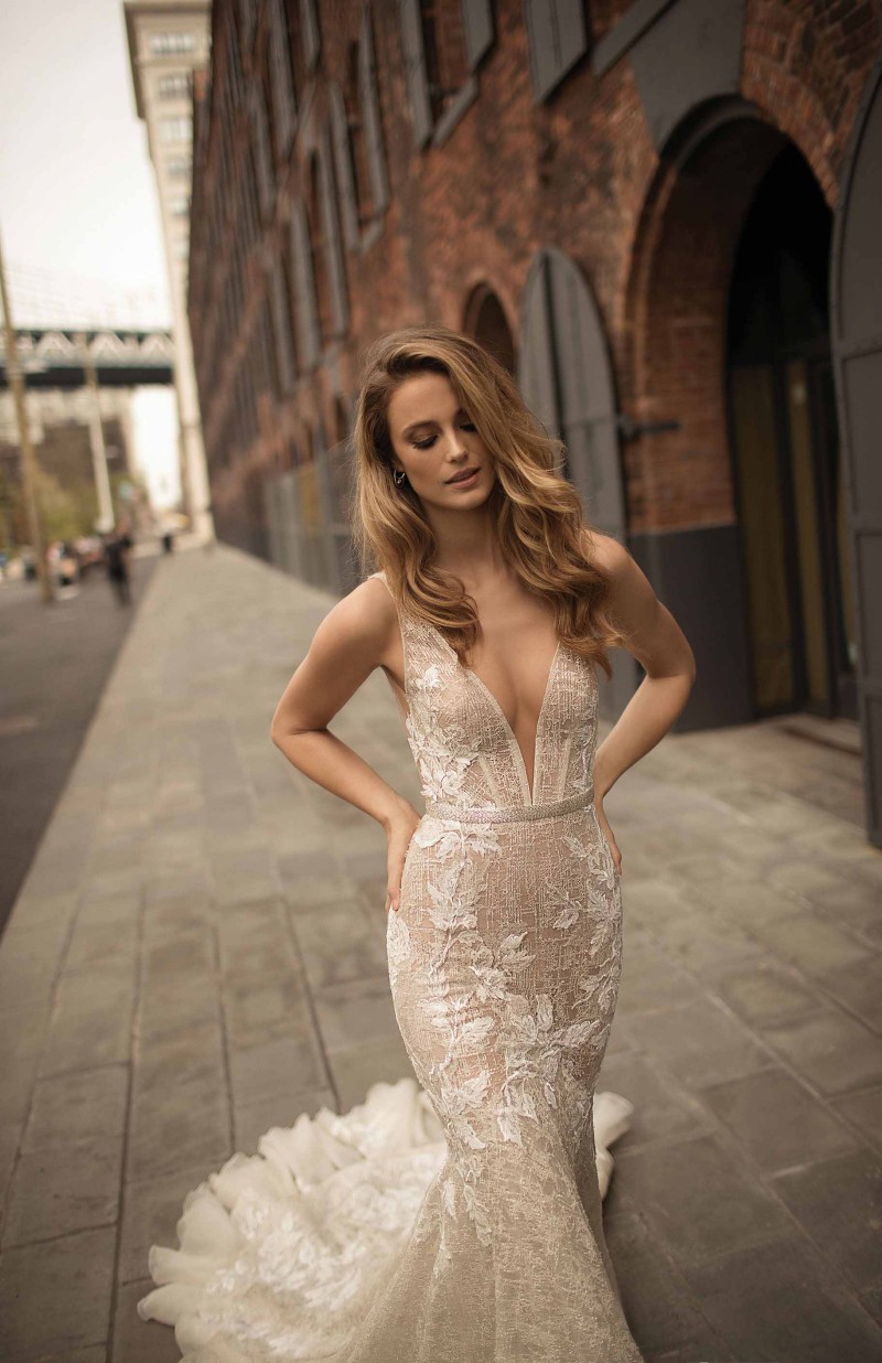 Berta Plunging Neckline Mermaid Wedding Dress Delicate Sash Appliques Bridal Gowns Sweep Train Backless Robe de mariée