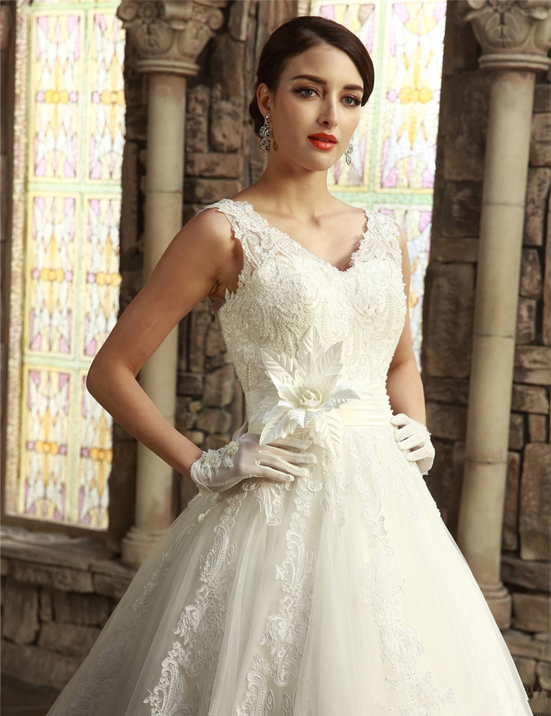 2017 Elegant V-Neck Backless Appliques Ball Gown Wedding Dresses with Beading Tulle Plus Size Bridal Gowns Vestido De Novia BW02