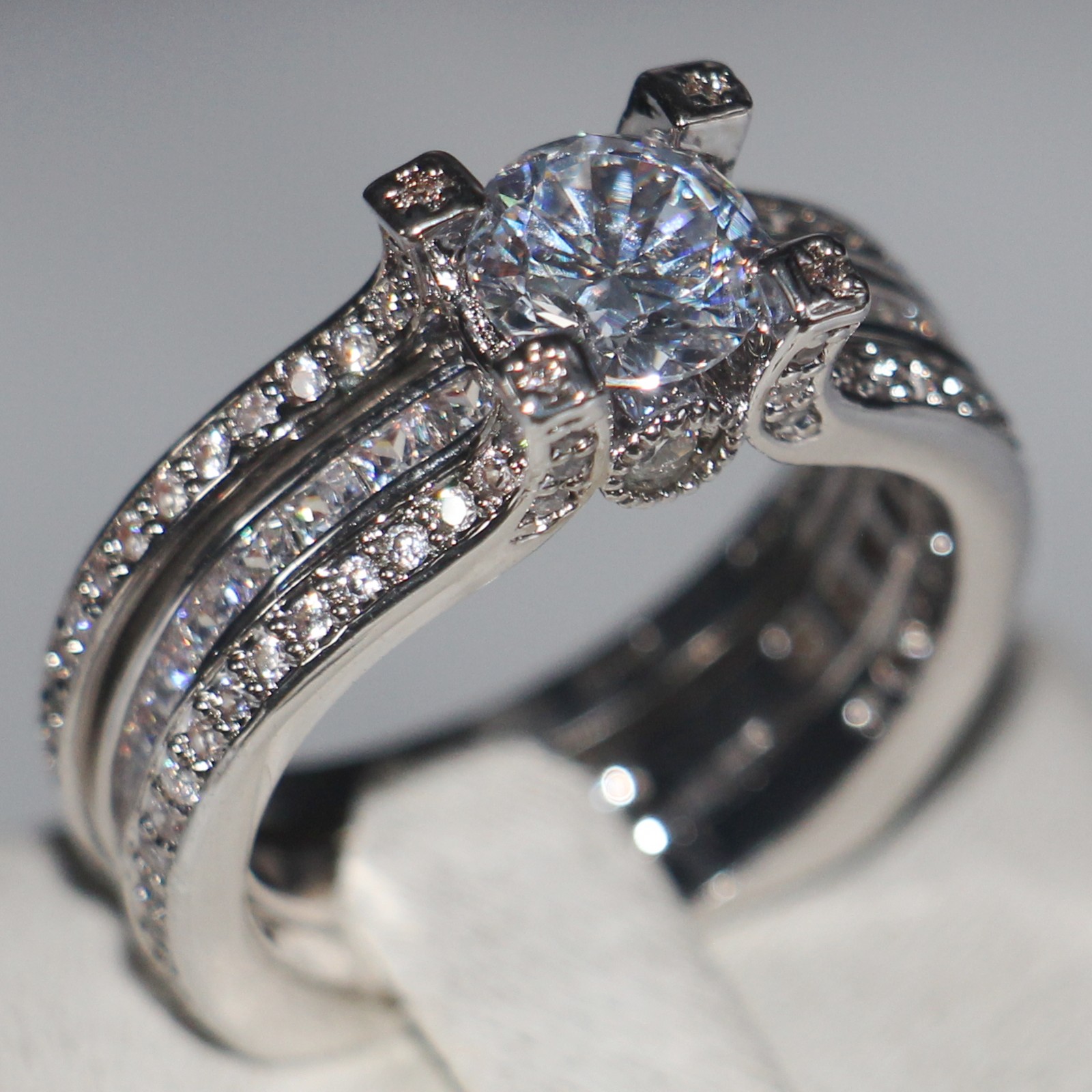 Victoria Top Sell Big Promotion Fashion Jewelry 925 Sterling Silver Round Cut White Topaz CZ Diamond Wedding Women Couple Ring Set Gift 
Victoria Top Sell Big Promotion Fashion Jewelry 925 Sterling Silver Round Cut White Topaz CZ Diamond Wedding Women Couple Ring Set Gift
