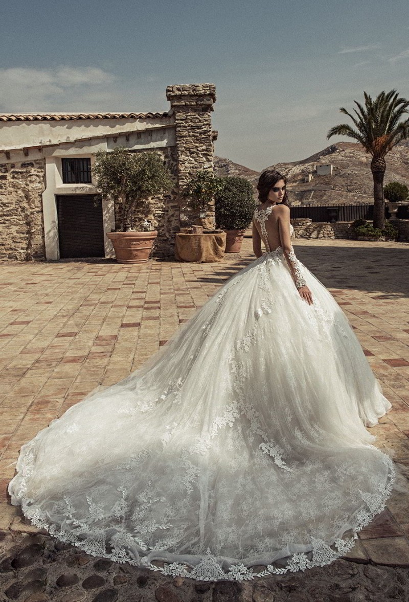 Arab Dubai Lace Ball Gown Wedding Dresses Lace Applique Jewel Neck Beaded Crystal Vintage Bridal Dress Illusion Long Sleeve Wedding Gowns
