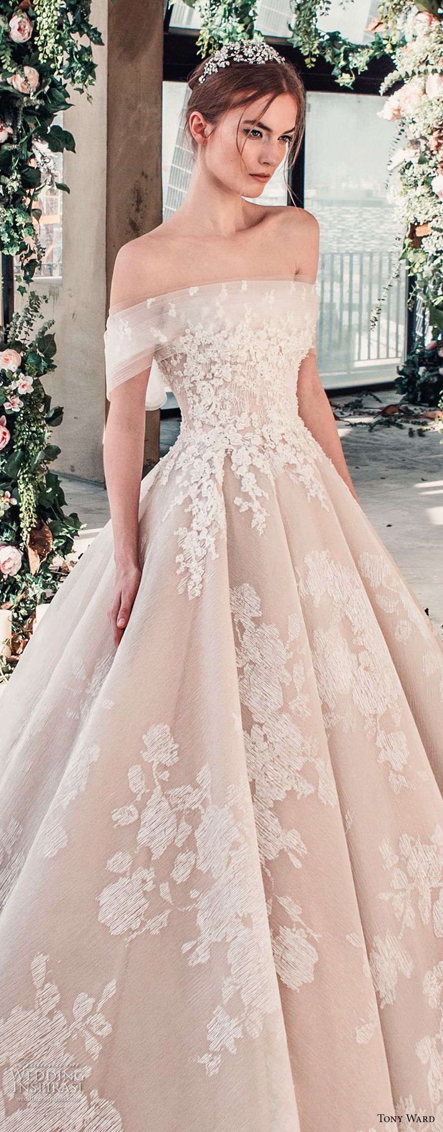 2019 Tony Ward Boho Wedding Dresses Off Shoulder Lace Applique Sweep Train Sleeveless Beach Wedding Gowns Beaded Plus Size Bridal Dress